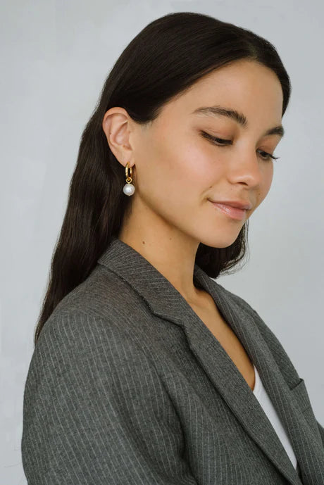 Kara Yoo Uma Hoops + Wrinkle Pearl Charm | Gold