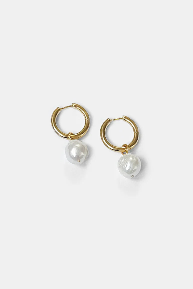 Kara Yoo Uma Hoops + Wrinkle Pearl Charm | Gold