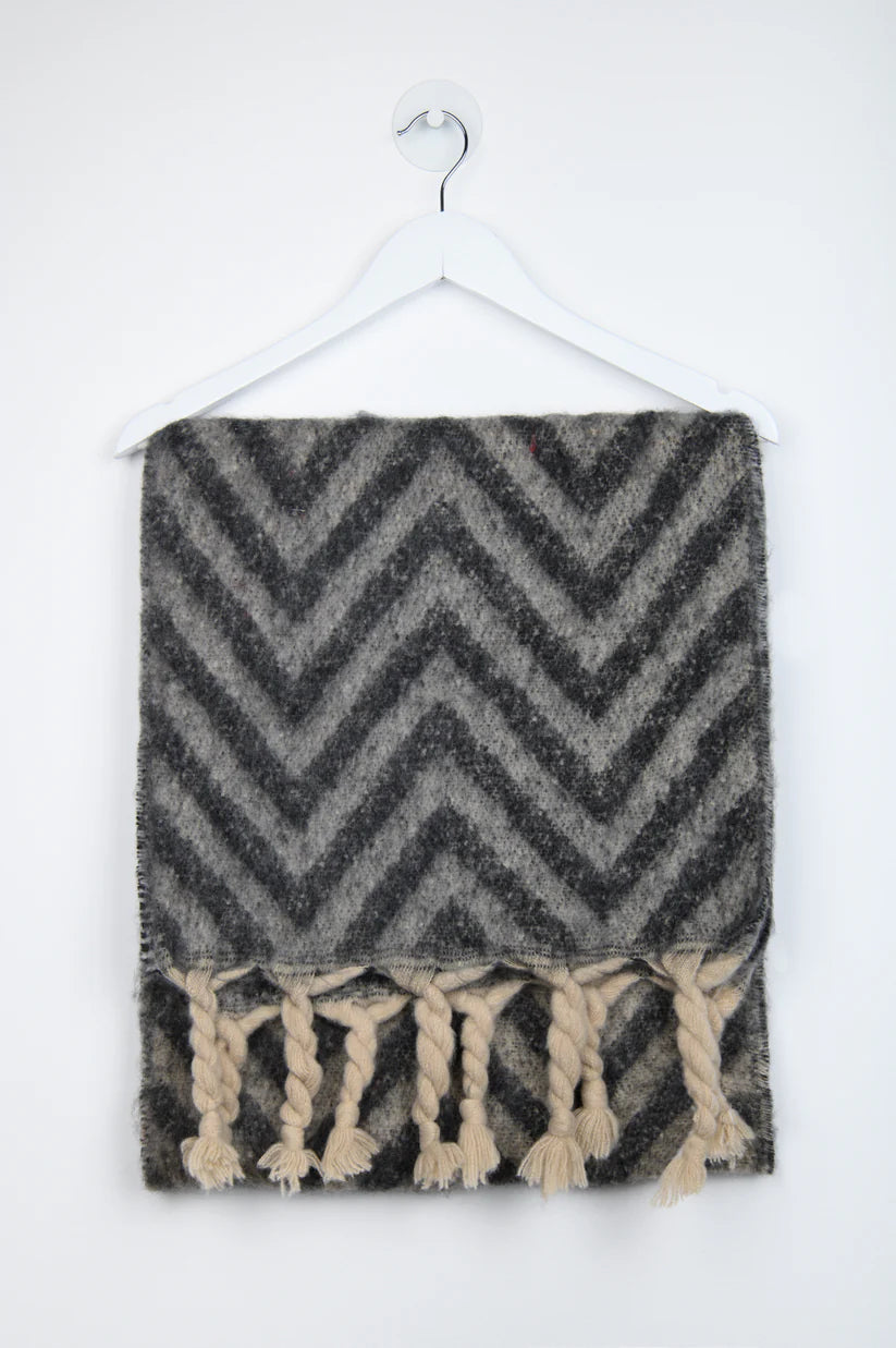 24COLOURS Patterned Grey Scarf