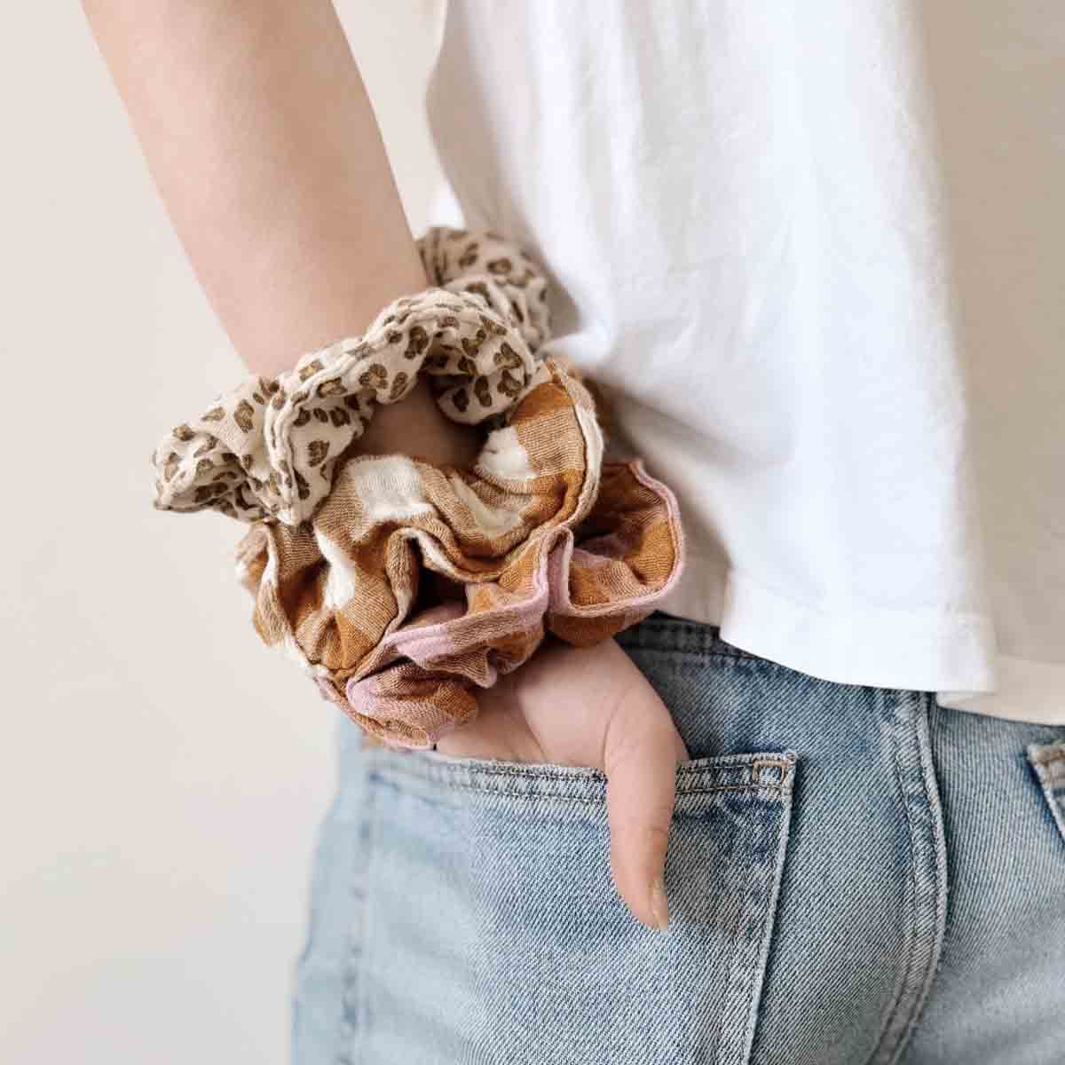 Rose in April Scrunchie Mini Leopard Greige
